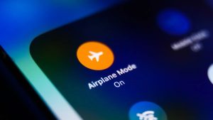 fungsi mode pesawat, fungsi mode pesawat di hp, fungsi mode pesawat di hp android, fungsi mode pesawat di iphone, fungsi mode pesawat saat ngecas, fungsi mode pesawat di pesawat